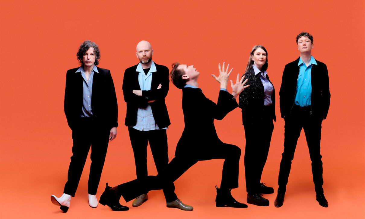 Die Musiker der schottischen Indie-Rockband Franz Ferdinand vor rotem Hintergrund