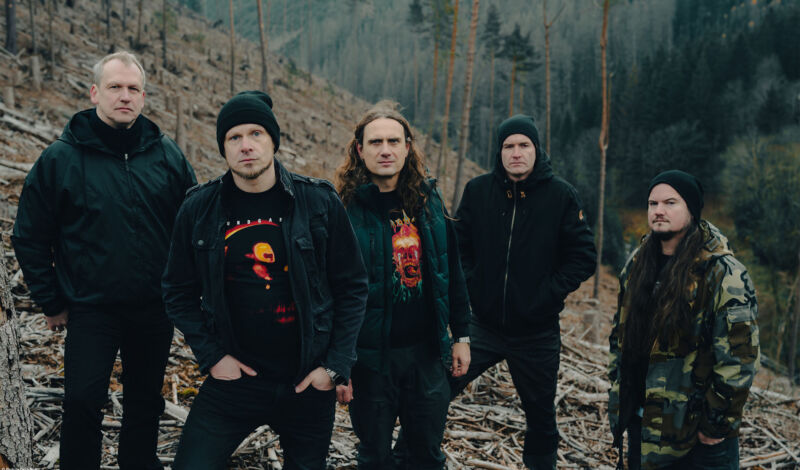 Die Musiker der deutschen Metalcoreband Heaven Shall Burn aus Saalfeld in Thüringen stehen in der Natur.