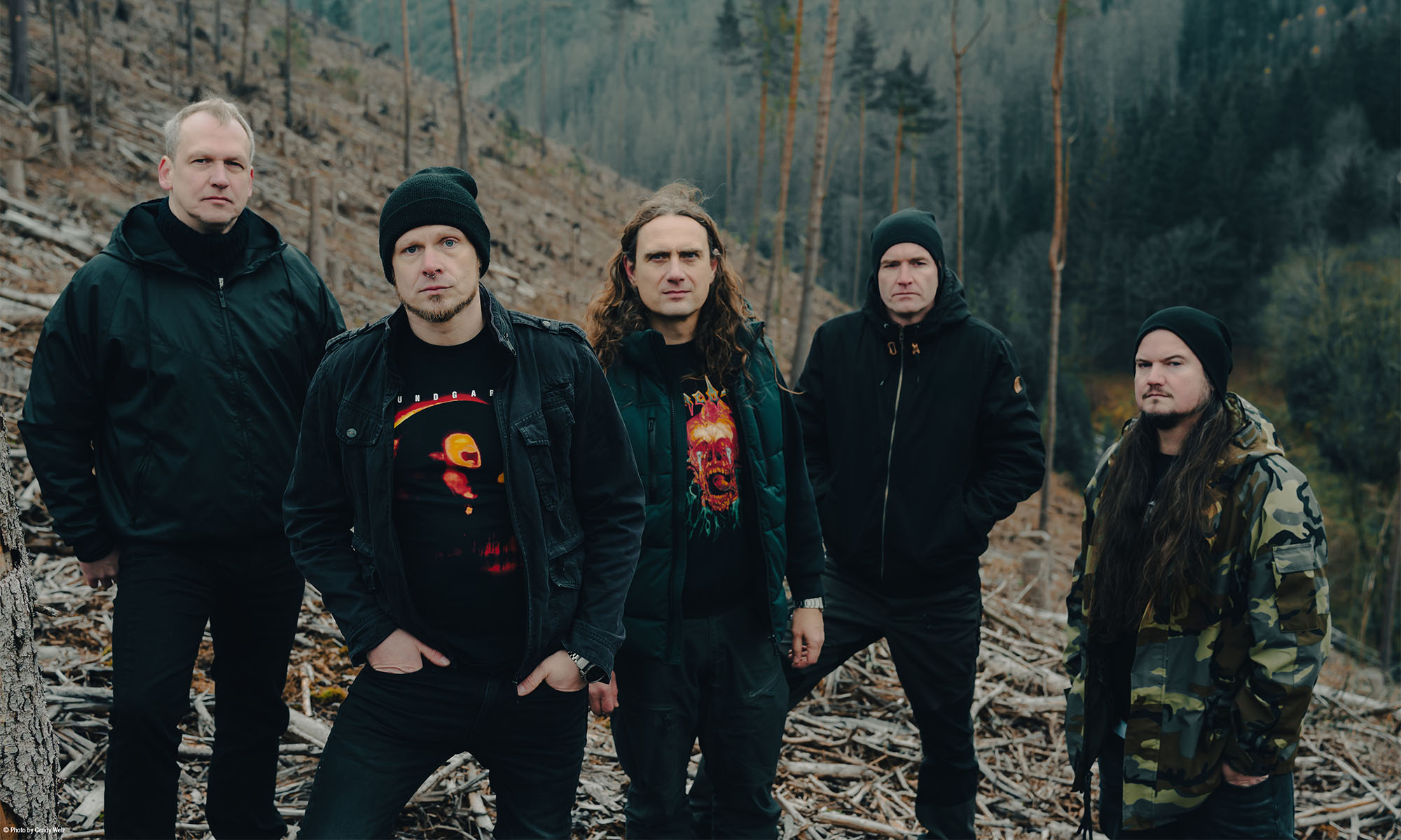 Die Musiker der deutschen Metalcoreband Heaven Shall Burn aus Saalfeld in Thüringen stehen in der Natur.