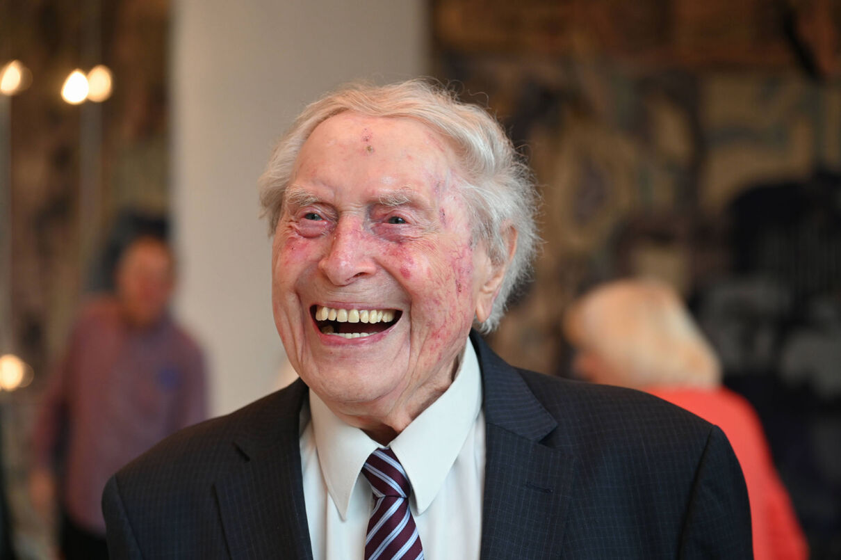 Kölner Sänger Ludwig Sebus lacht in die Kamera.