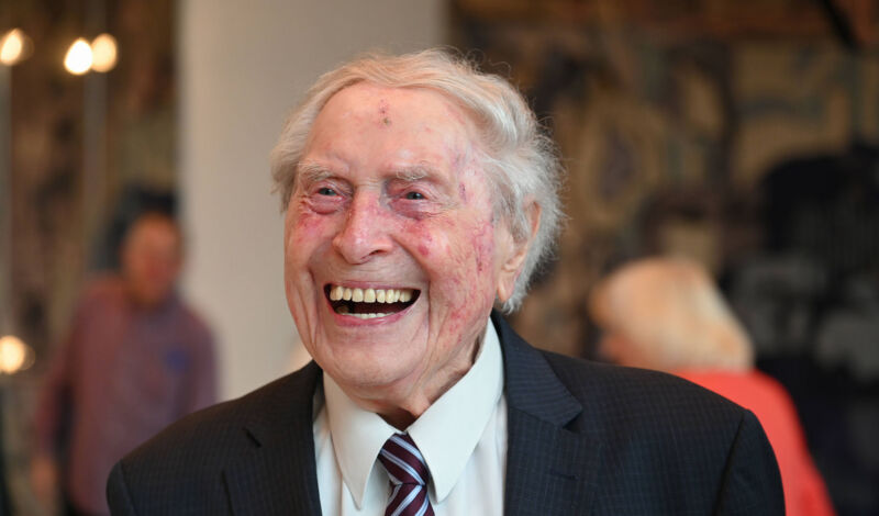 Kölner Sänger Ludwig Sebus lacht in die Kamera.