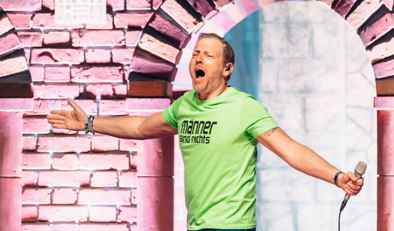 Der Comedian Mario Barth in einem grünen T-Shirt auf der Bühne.