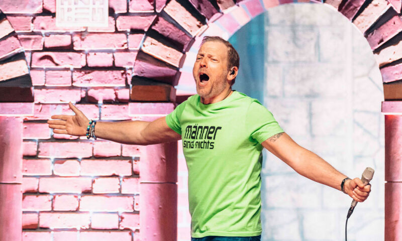 Der Comedian Mario Barth in einem grünen T-Shirt auf der Bühne.
