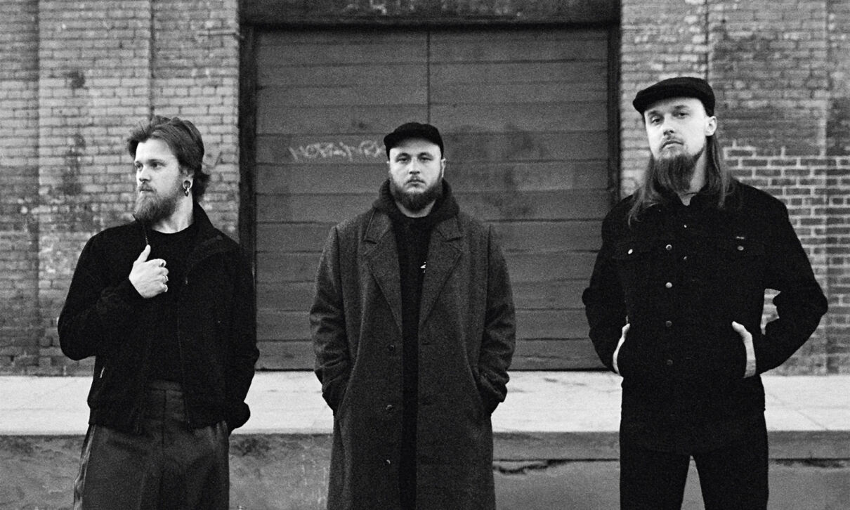Die drei Musiker der belarussischen Post-Punk-Band Molchat Doma.