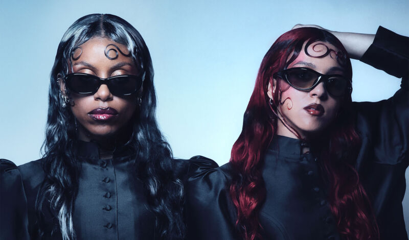 Die Musikerinnen Amy Love und Georgia South alias Nova Twins in schwarzer Kleidung.