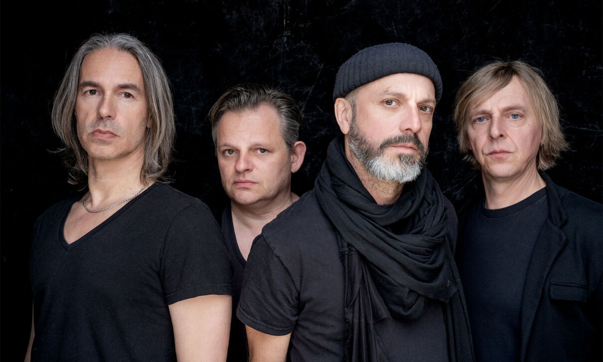 Die Hamburger Rockband Selig vor einem schwarzen Hintergrund.