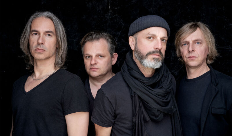 Die Hamburger Rockband Selig vor einem schwarzen Hintergrund.