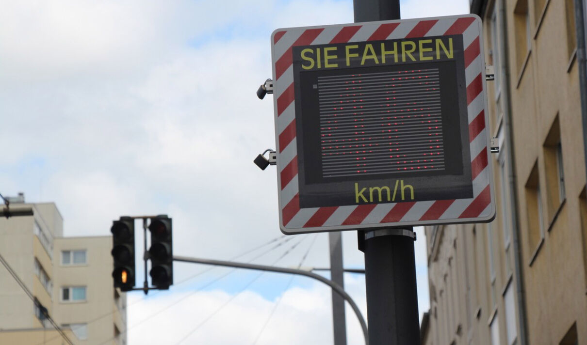 Eine Geschwindigkeitsanzeigetafel zeigt 46 km/h an