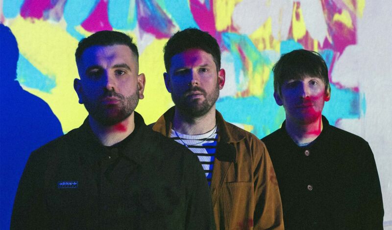 Das britische Trio Young Rebel Set wird fabrlich beleuchtet.