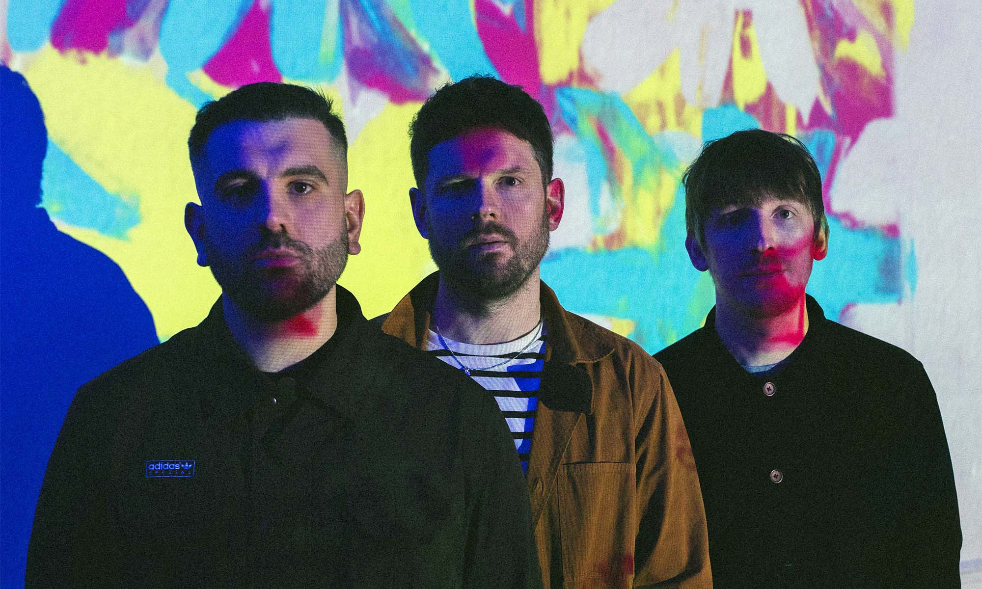 Das britische Trio Young Rebel Set wird fabrlich beleuchtet.