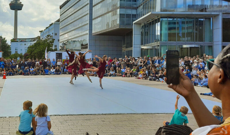 Tänzer bei einer Vorführung auf der Bühne im Mediapark