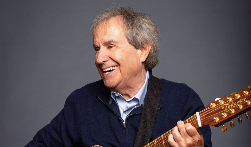 Chris de Burgh spielt einen Akkord auf einer Gitarre