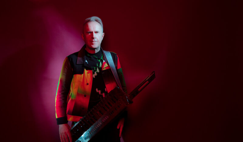 Der britische Musiker Howard Jones in rotem Licht.