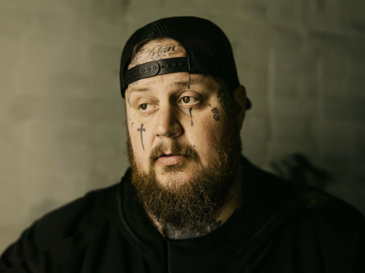 Das Foto zeigt ein Porträt des Musikers Jelly Roll.