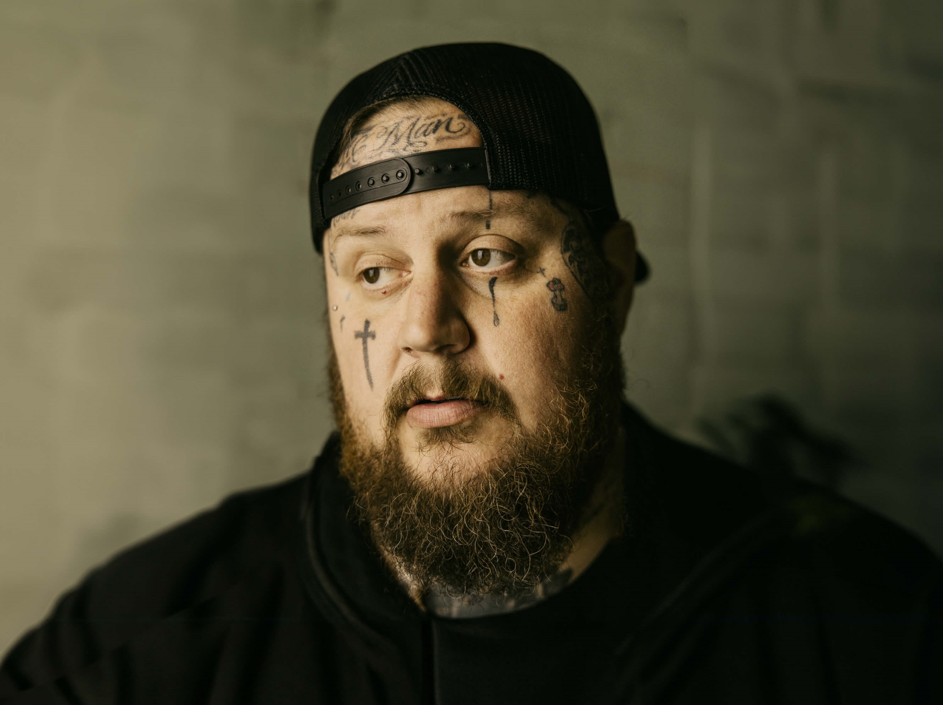 Das Foto zeigt ein Porträt des Musikers Jelly Roll.