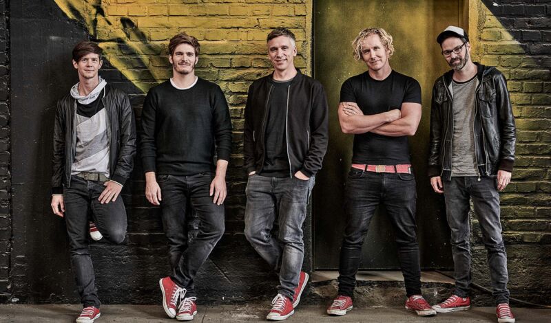 Die Musiker der Kölner Band Kasalla lehnen an einer Wand.