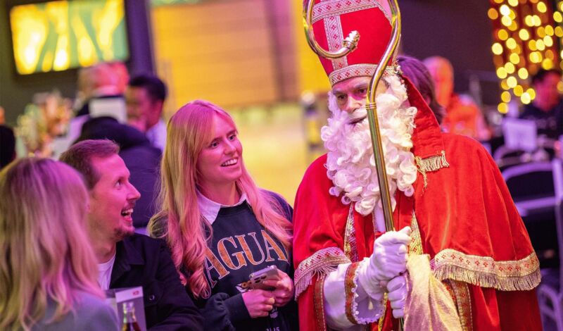 Der Nikolaus an Bord eines KD-Schiffes während der Nachmittagsfahrt im Advent
