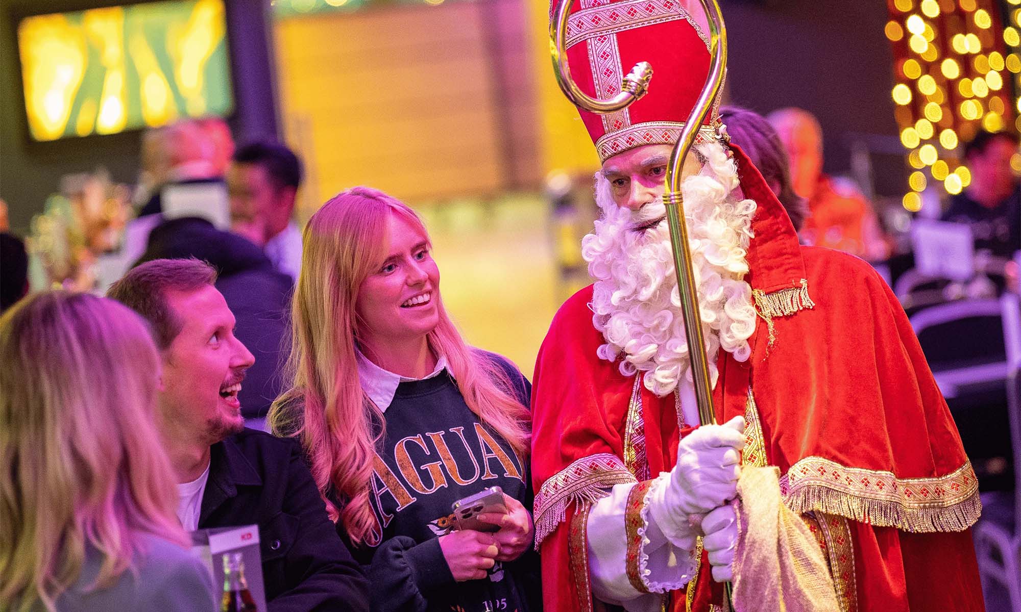 Der Nikolaus an Bord eines KD-Schiffes während der Nachmittagsfahrt im Advent
