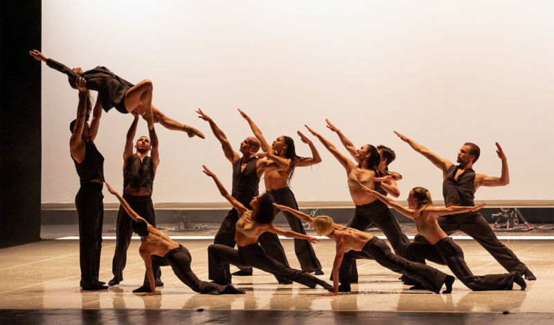 Tänzer der Aufführung Ballets Jazz Montréal: Dance me