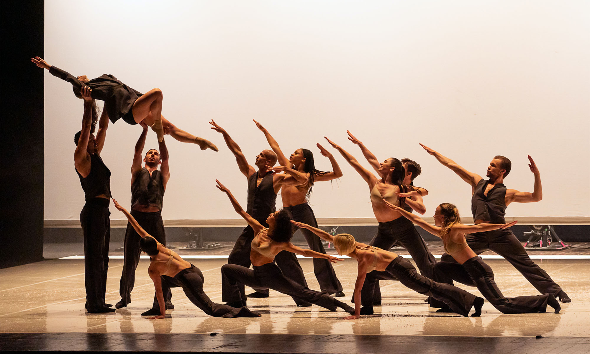 Tänzer der Aufführung Ballets Jazz Montréal: Dance me