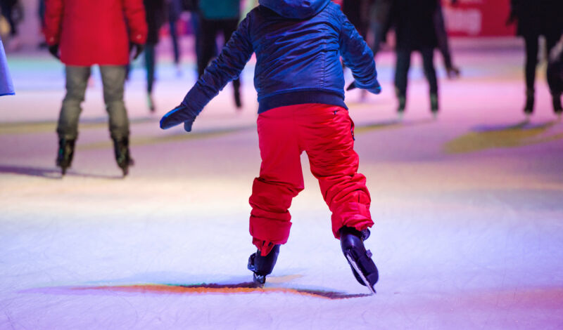 Eisläufer auf der Eisfläche einer Eissporthalle