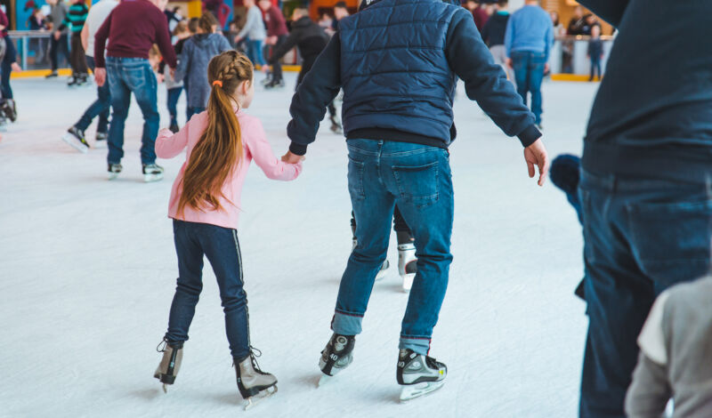 Eisläufer in einer Eissporthalle