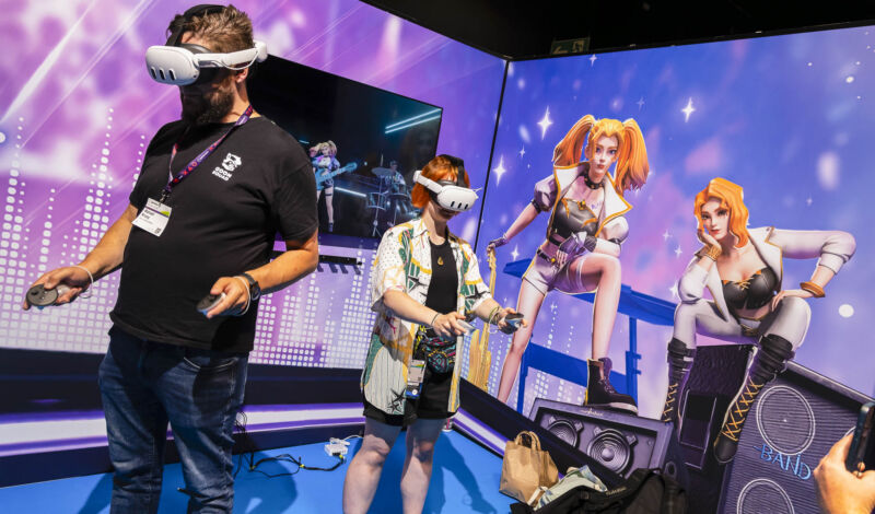 Besucher der Spielemesse Gamescom mit VR-Brillen