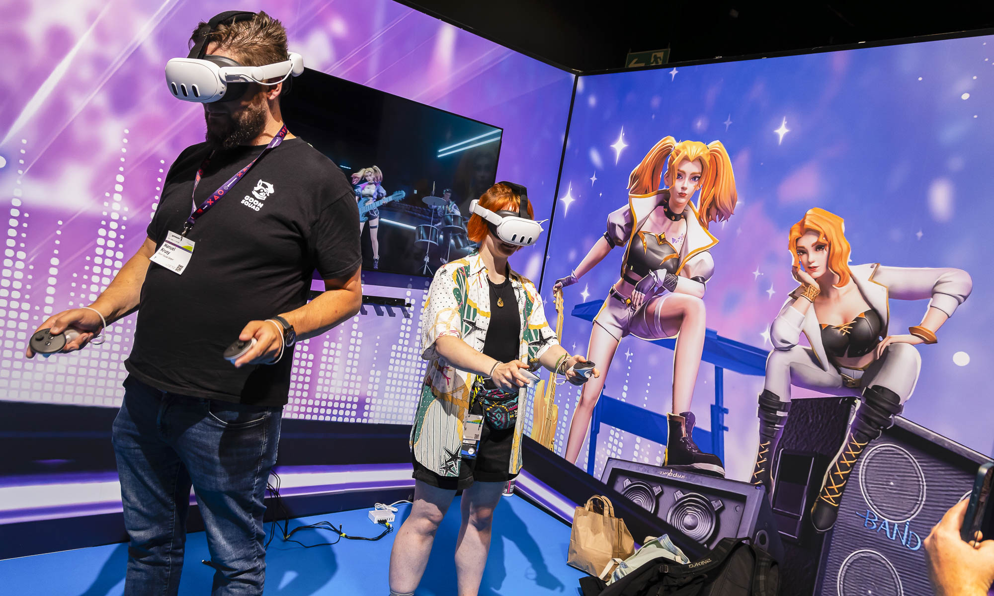 Besucher der Spielemesse Gamescom mit VR-Brillen
