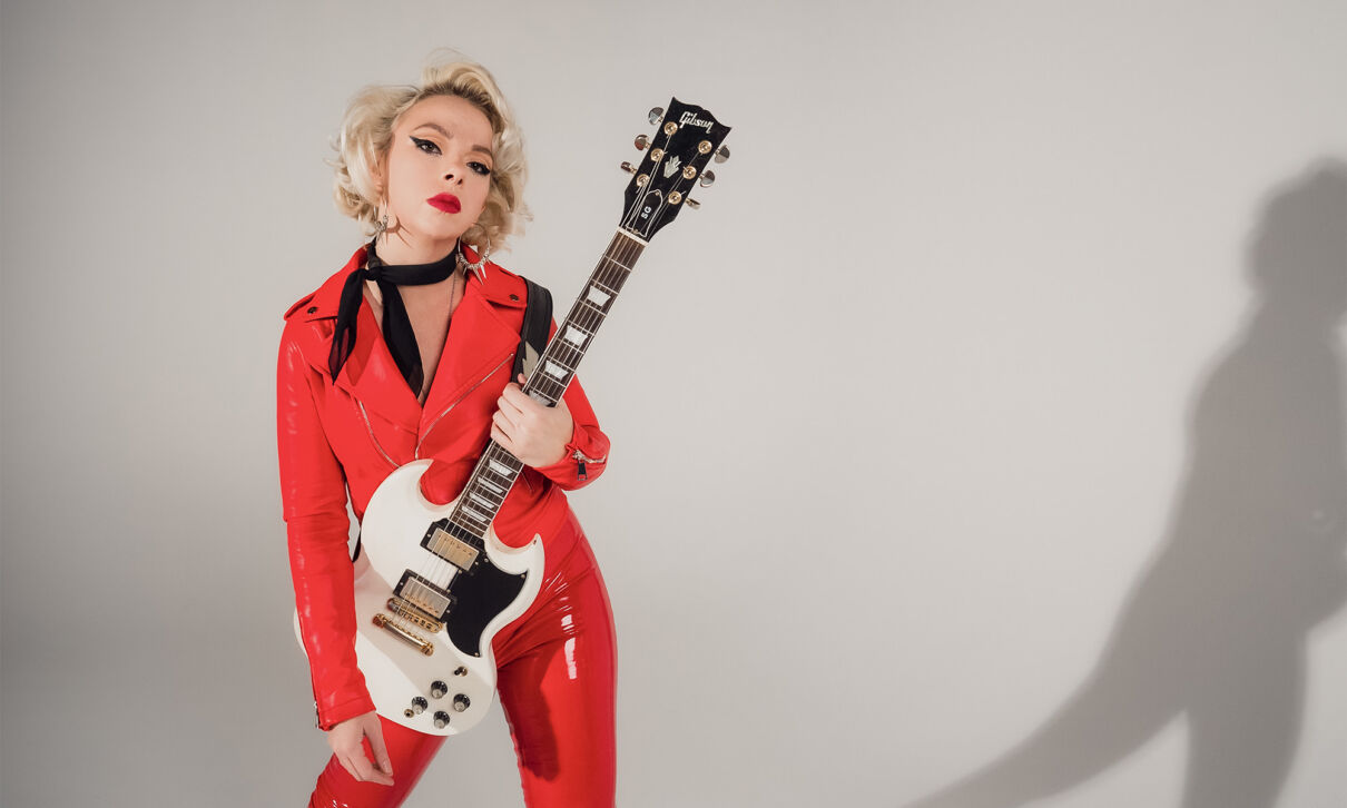 Die US-amerikanische Blues- und Rockgitarristin Samantha Fisch in einem roten Outfit.