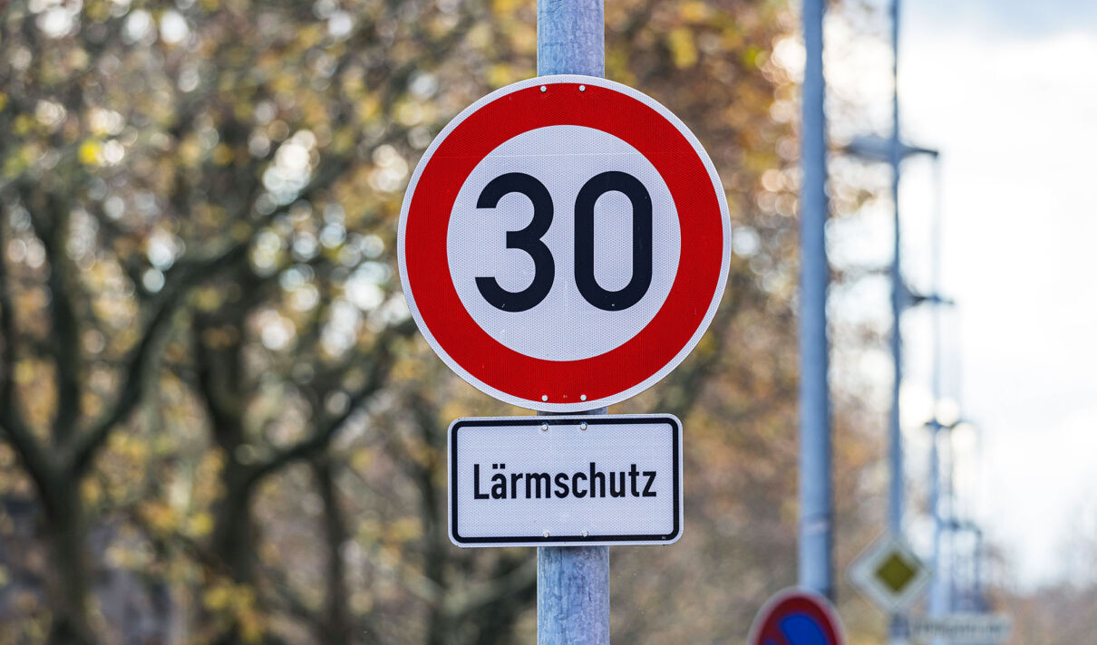 Ein Verkehrsschild weist auf Tempo 30 als Höchstgeschwindigkeit hin.