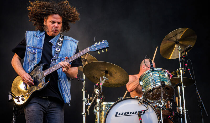 Die Band Wolfmother bei einem Auftritt auf der Bühne