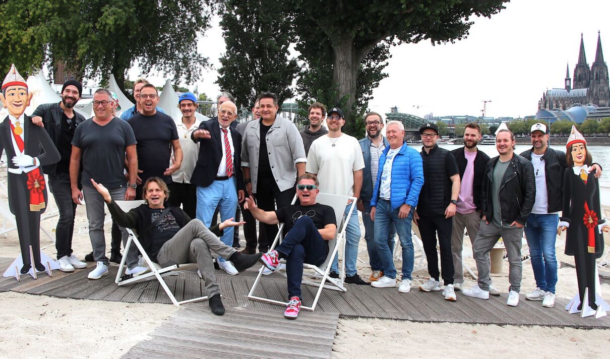 Grosse Kölner Pressekonferenz am Beach vorm Tanzbrunnen