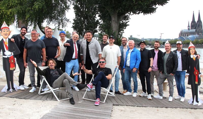 Grosse Kölner Pressekonferenz am Beach vorm Tanzbrunnen
