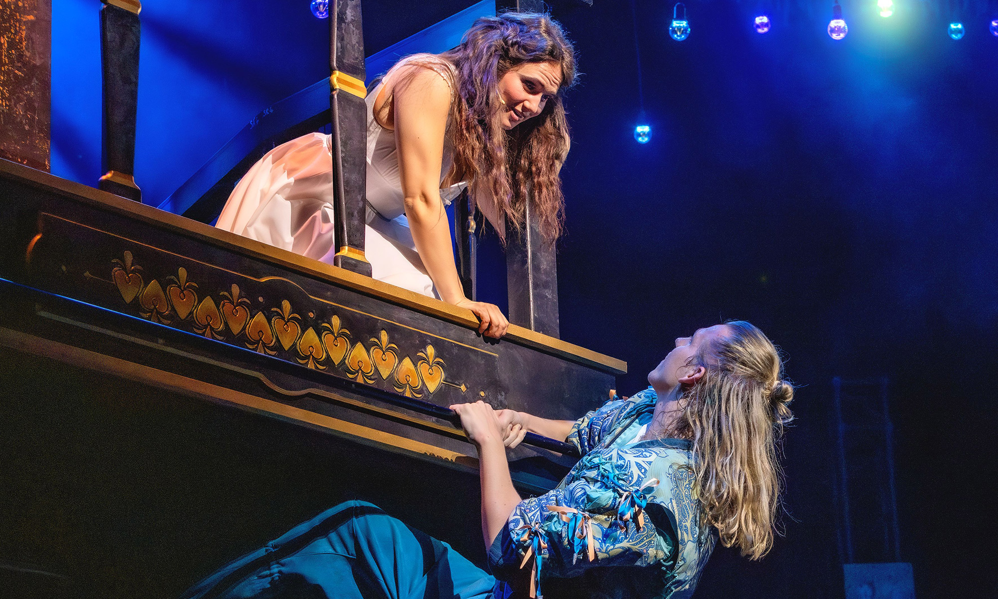 Das Szenenfoto aus dem Musical Romeo & Julia - Liebe ist alles zeigt die Balkonszene