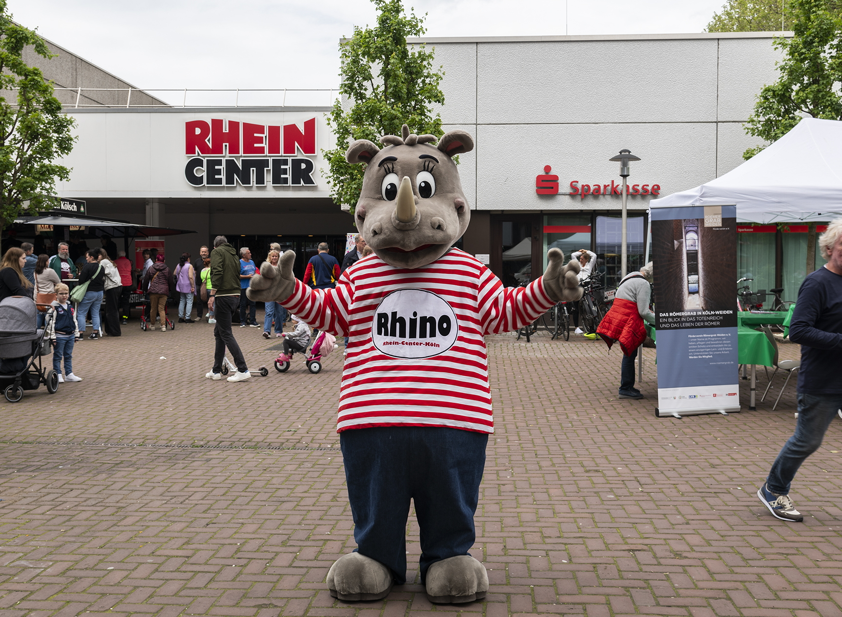 Das Foto zeigt eine Person im Nashornkostüm vor einem Eingang des Rhein-Centers