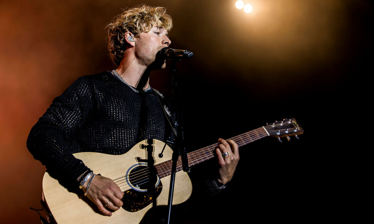 Der dänische Sänger Christopher bei einem Auftritt auf der Bühne