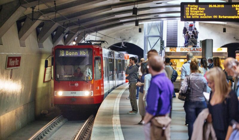 KVB Bahn 18 am Wiener Platz