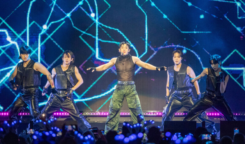 K-Pop-Sänger Wonho bei einem Auftritt auf der Bühne