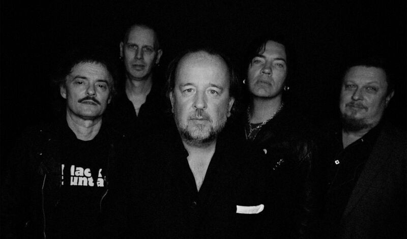 Die Musiker der norwegischen Rockband Gluecifer in Schwarzweiß.