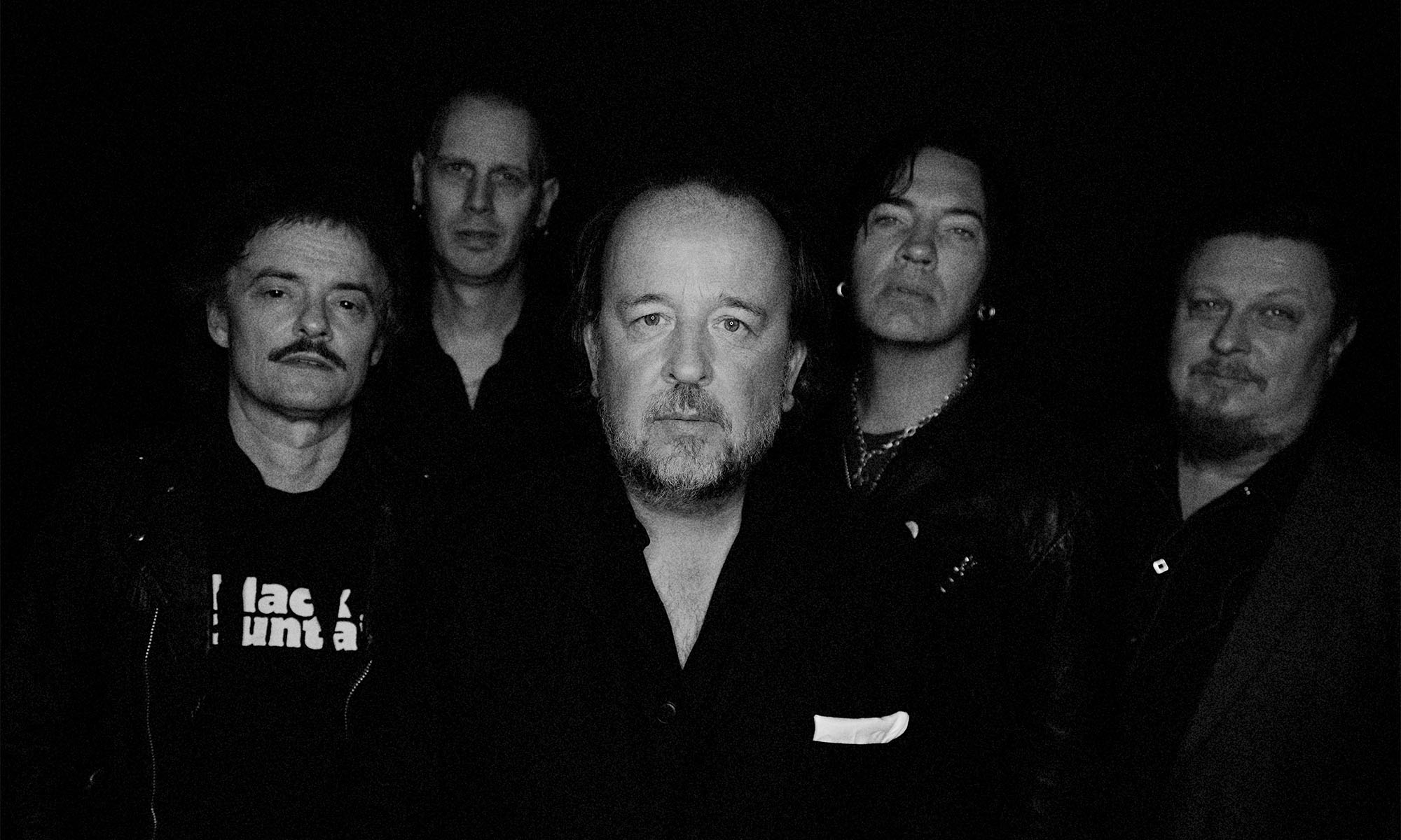 Die Musiker der norwegischen Rockband Gluecifer in Schwarzweiß.