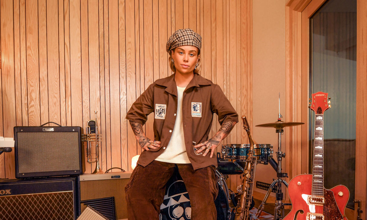 Die Musikerin Tash Sultana im Probrenraum mit verschiedenen Instrumenten.