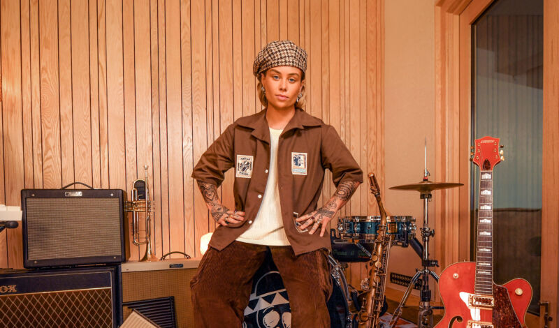 Die Musikerin Tash Sultana im Probrenraum mit verschiedenen Instrumenten.