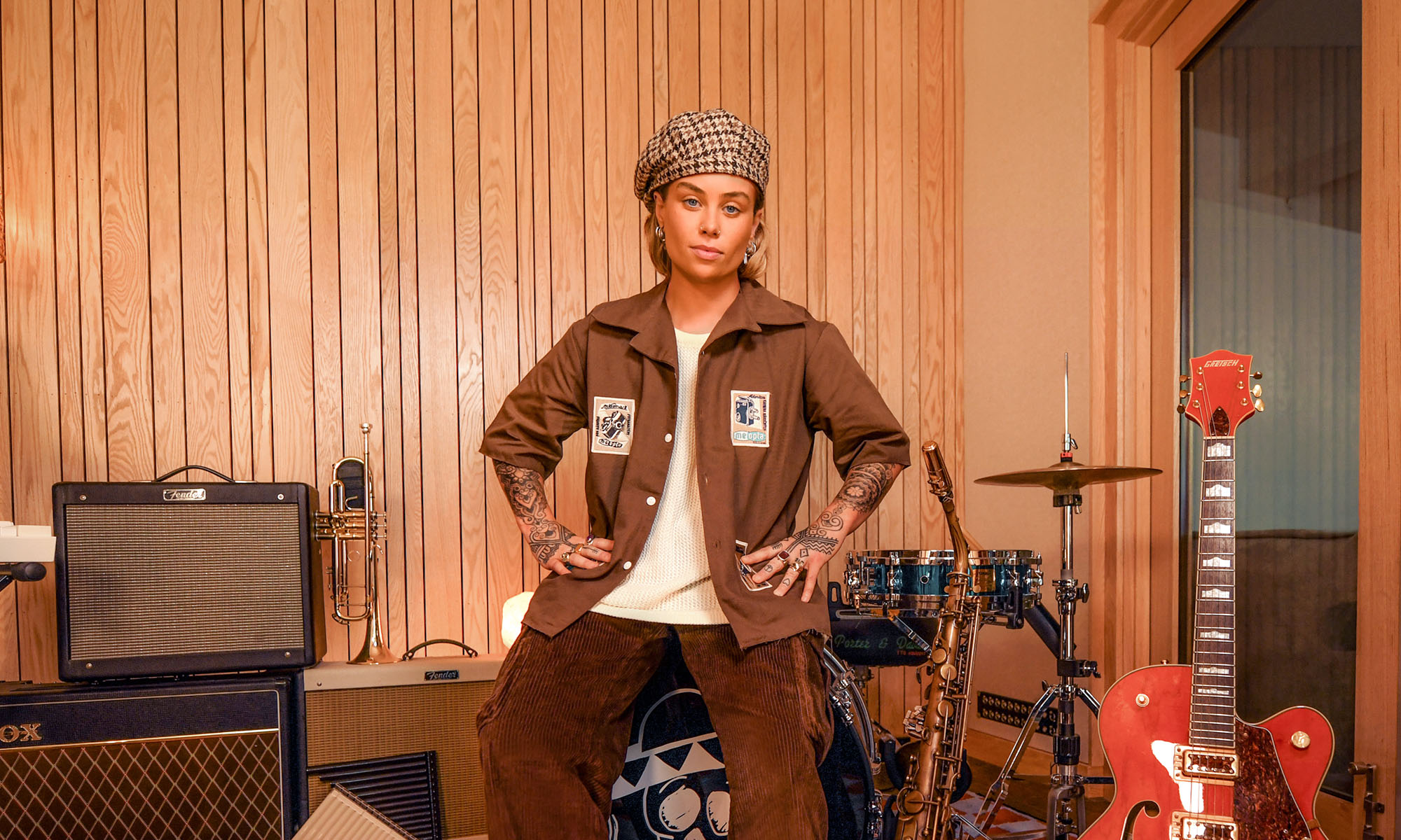 Die Musikerin Tash Sultana im Probrenraum mit verschiedenen Instrumenten.