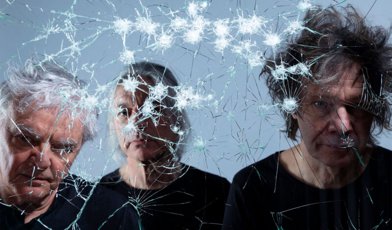 Ein Porträtfoto der drei Musiker der Schweizer Band The Young Gods