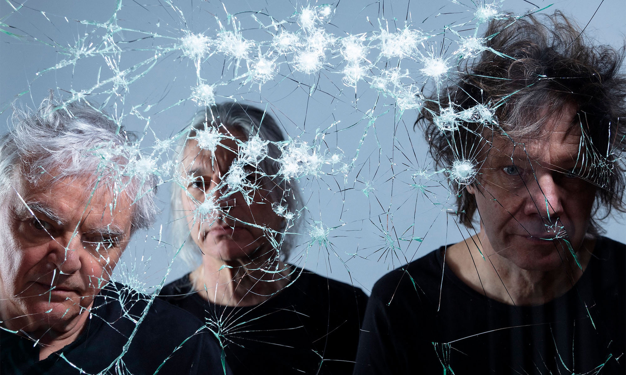 Ein Porträtfoto der drei Musiker der Schweizer Band The Young Gods