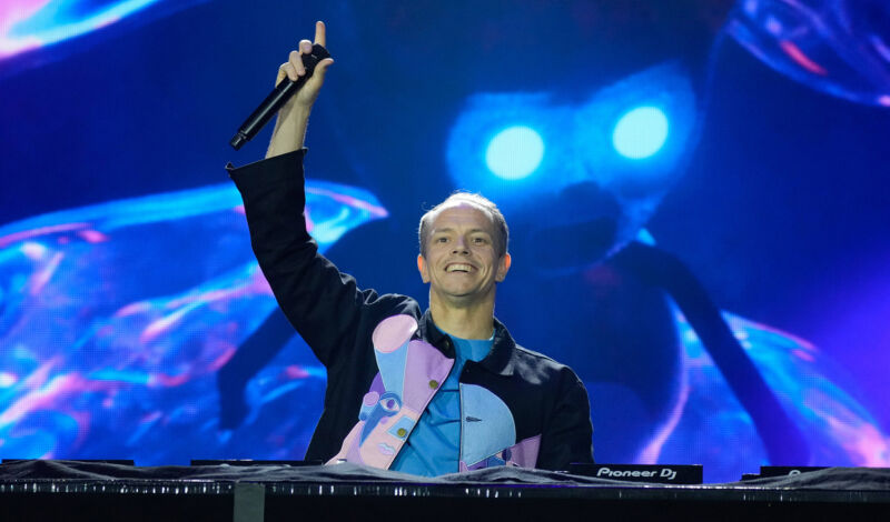 DJ Alle Farben bei einem Auftritt auf der Bühne