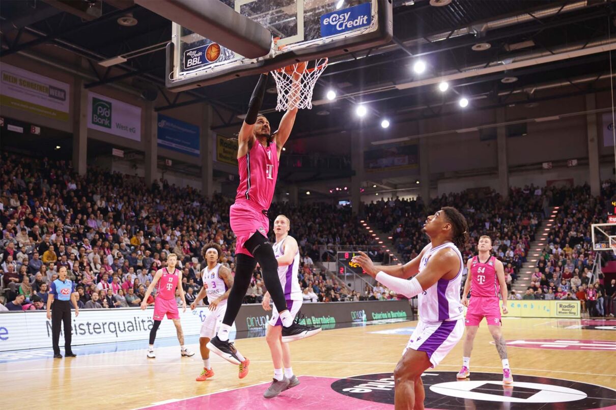 Ein Spieler der Telekom Baskets Bonn macht einen Korbleger