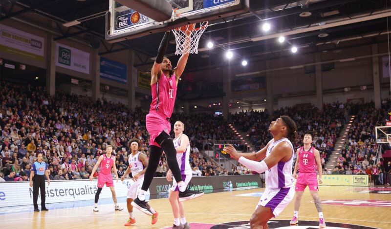 Ein Spieler der Telekom Baskets Bonn macht einen Korbleger