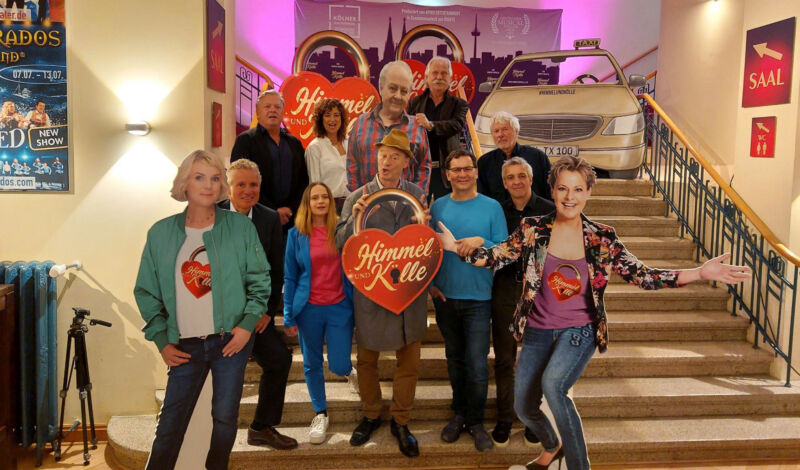 Darsteller des köslchen Musicals Himmel & Kölle auf der Treppe in der Volksbühne am Rudolfplatz