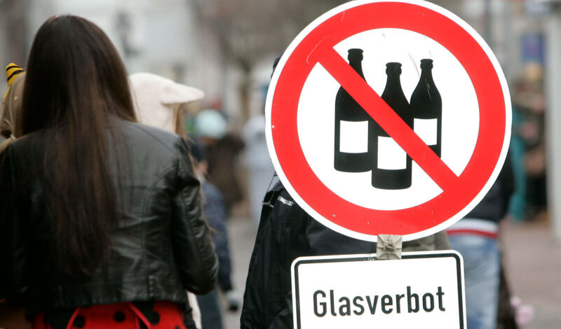 Ein Schild weist auf das Glasverbot an Karneval hin.